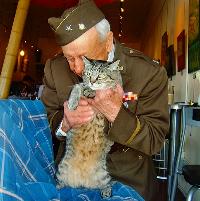 cubbypikeplaceveterans_day_hug